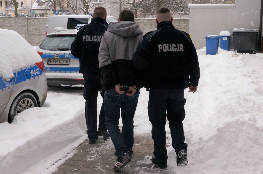 Śląskie. 25-letni mieszkaniec Częstochowy jest podejrzany o udział w oszustwie metodą "na wnuczka".
