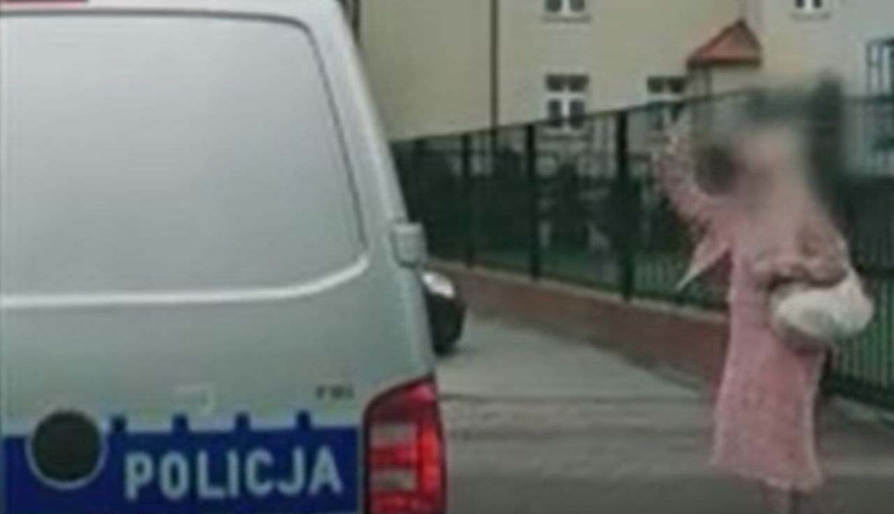 Sceny przed komisariatem. Zaczepiła policjantów. I nagle trzy słowa