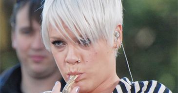 Pink: "Mayer rżnie tylko głupie laski!"