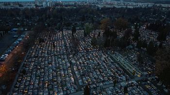 Częstochowa: Piękny widok rozpalonych zniczy na cmentarzu po zmroku