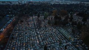 Częstochowa: Piękny widok rozpalonych zniczy na cmentarzu po zmroku