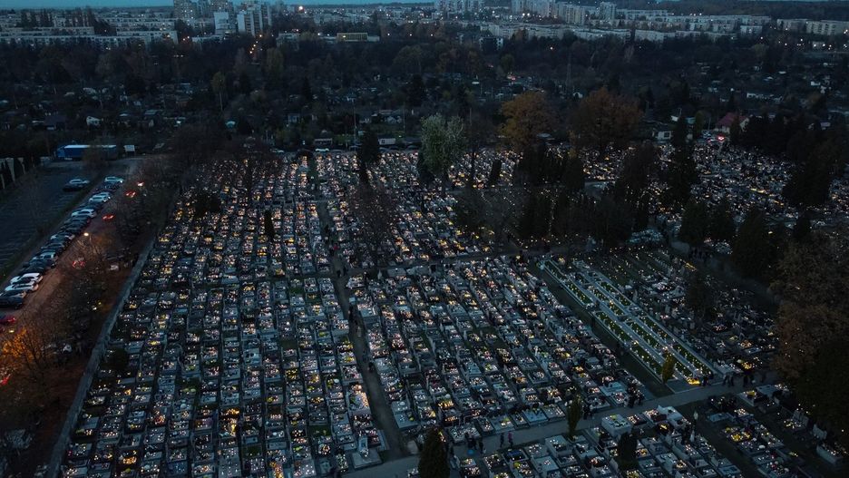 Cmentarz Kule we Wszystkich Świętych po zmroku