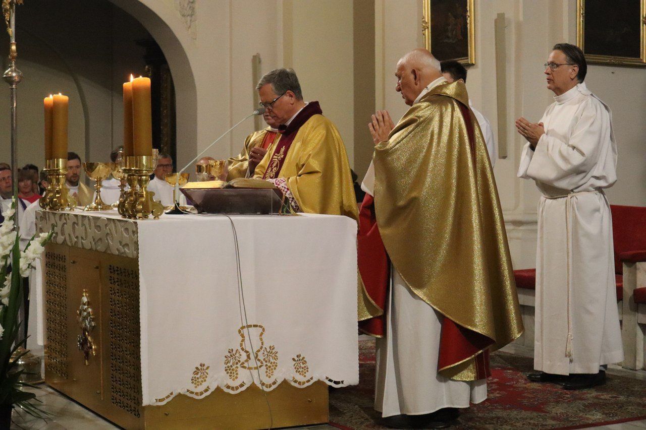 Wielu mieszkańców Leszna pożegnało ks. Jana Majchrzaka, zmarłego w ubiegłym tygodniu byłego proboszcza parafii pw. św. Mikołaja w Lesznie