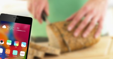Znudziło Ci się krojenie chleba nożem? Zerknij na najcieńszego smartfona świata