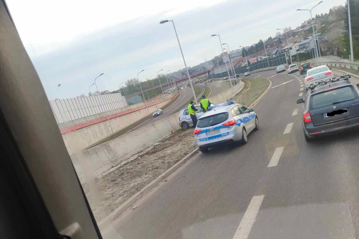 Dachowanie vw polo za rondem z pniakiem