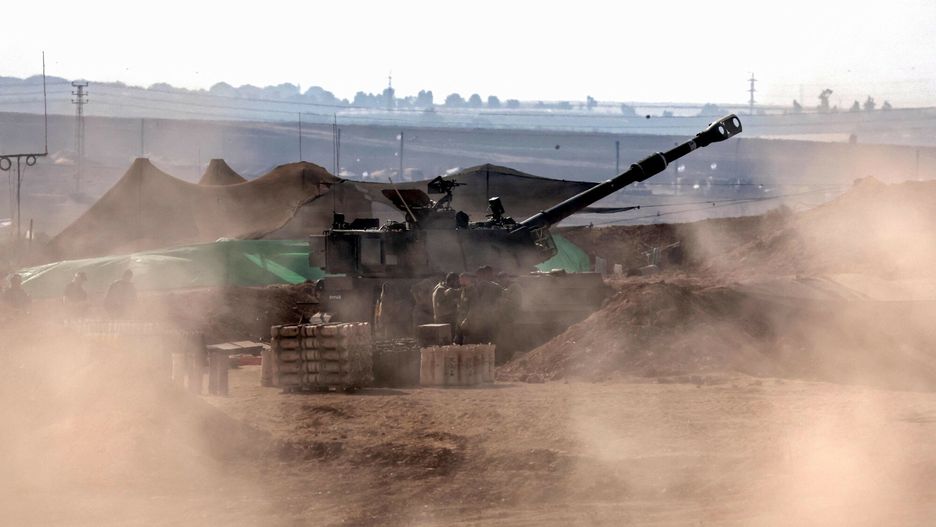 Wojna izraelsko-palesty?ska
An Israeli artillery crew prepare to fire from a field near the Israeli city of Sderot toward the Gaza Strip, On October 23, 2023, amid oingoing battles between Israel and the Palestinian group Hamas. (Photo by Thomas COEX / AFP)
THOMAS COEX