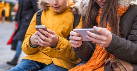 Nowatorskie etui z blokadą. Uczniowie nie mogą korzystać z telefonów