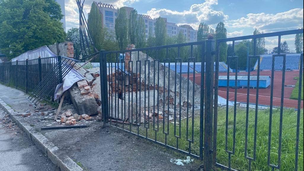 Zdjęcie okładkowe artykułu: Facebook / Ukraińska policja / Zbombardowany stadion w Charkowie