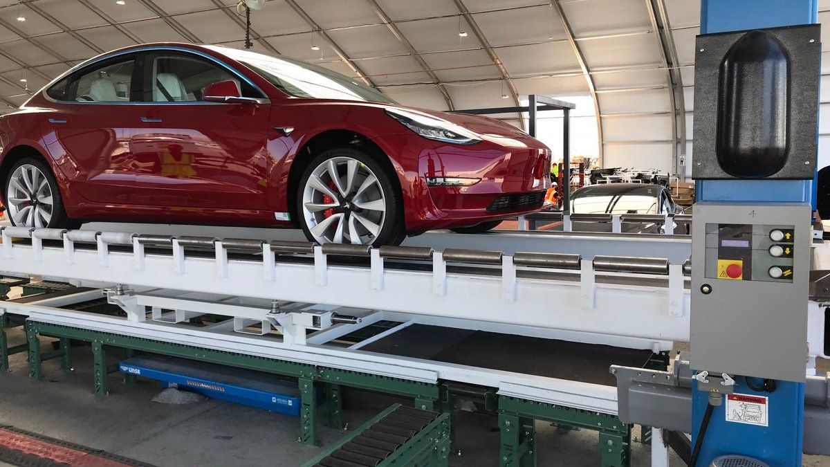 Tesla Model 3 powstaje teraz na specjalnej linii montażowej pod namiotem.