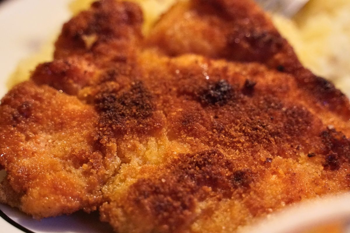 Natrzyj nim schabowe, a wyjdą kruche i mięciutkie. Patent lepszy niż moczenie ich w mleku z cebulą