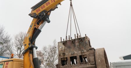 Stuletni gigant spod ziemi: w Kinie Tęcza wykopano ogromny silnik MAN sprzed stu lat