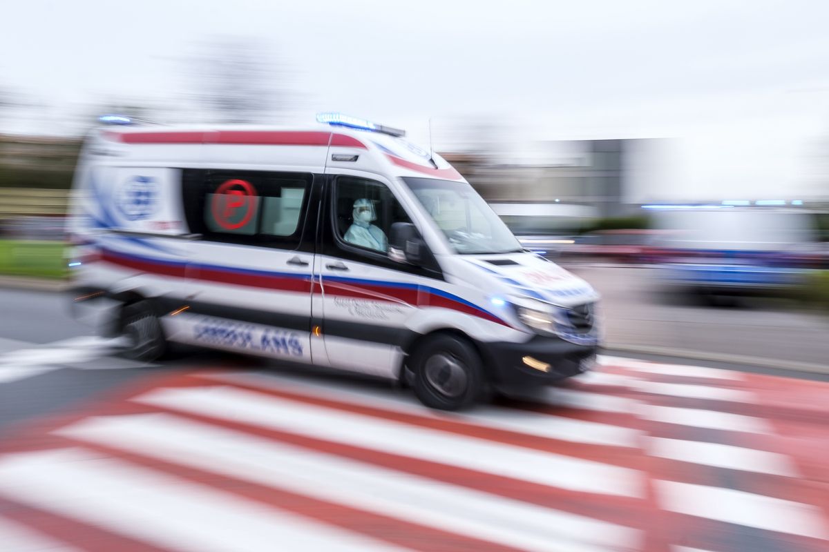 Warszawa. Ambulans zaklinował się wjeżdżając na parking [zdj. ilustracyjne]