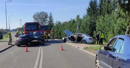 Zderzenie drogowe na drodze wojewódzkiej. Trasa DW 820 zablokowana. Policja wyznaczyła objazd