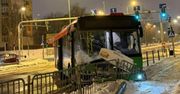 Lublin: Wjechał przed autobus. Ten staranował latarnię i barierki