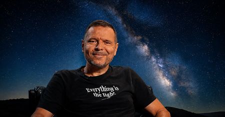 "Gdyby prędkość światła uległa zmianie, to  sypie się wszystko". Ekspert o granicy wszechświata