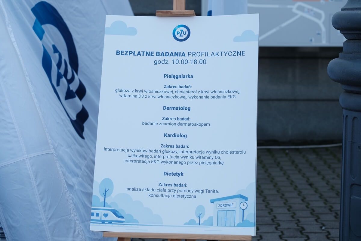 Strefa Zdrowia PZU - Pociąg do Zdrowia przed budynkiem Dworca PKP w Lublinie