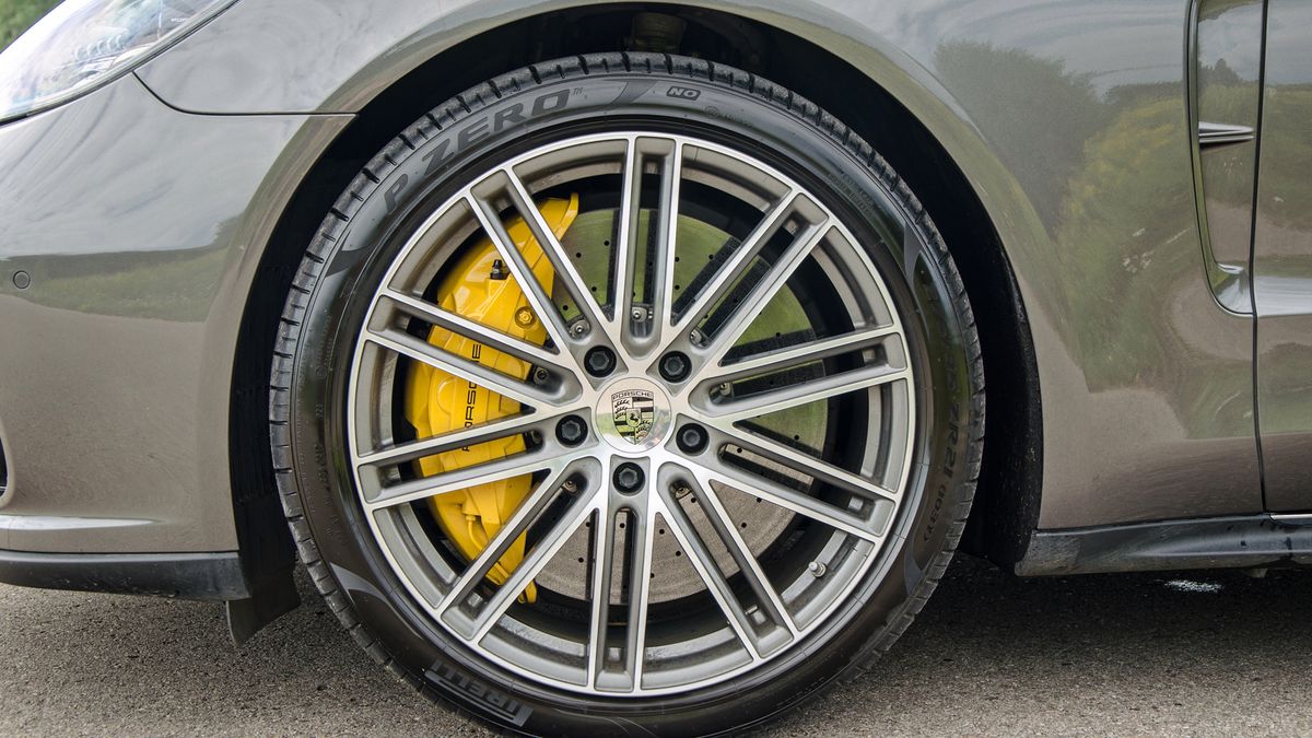 Pompowanie azotem opon samochodów luksusowych o wysokich osiągach ma sens, choć na pewno nie ekonomiczny.