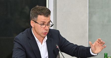 Były szef CBA doprowadzony przed komisję. Tłumaczył, dlaczego Pegasus nie miał akredytacji