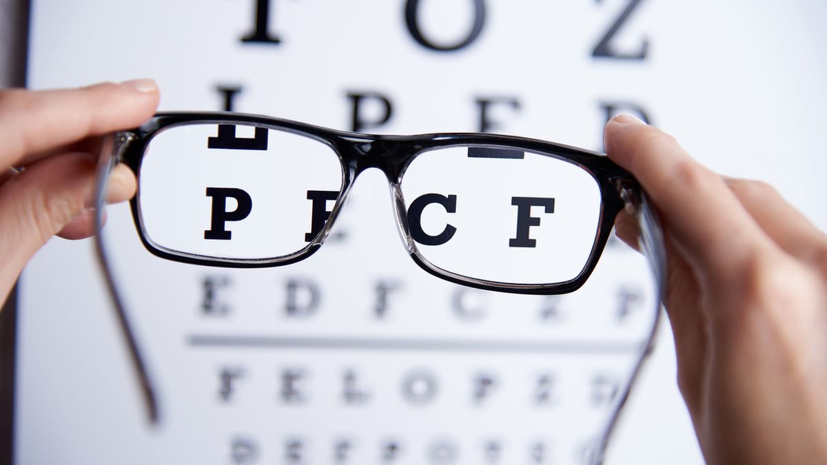 Zaburzenia pola widzenia mogą być objawem wielu chorób miejscowych, jak np. jaskra, zaćma, a także ogólnoustrojowych, takich jak cukrzyca czy nadciśnienie tętnicze.