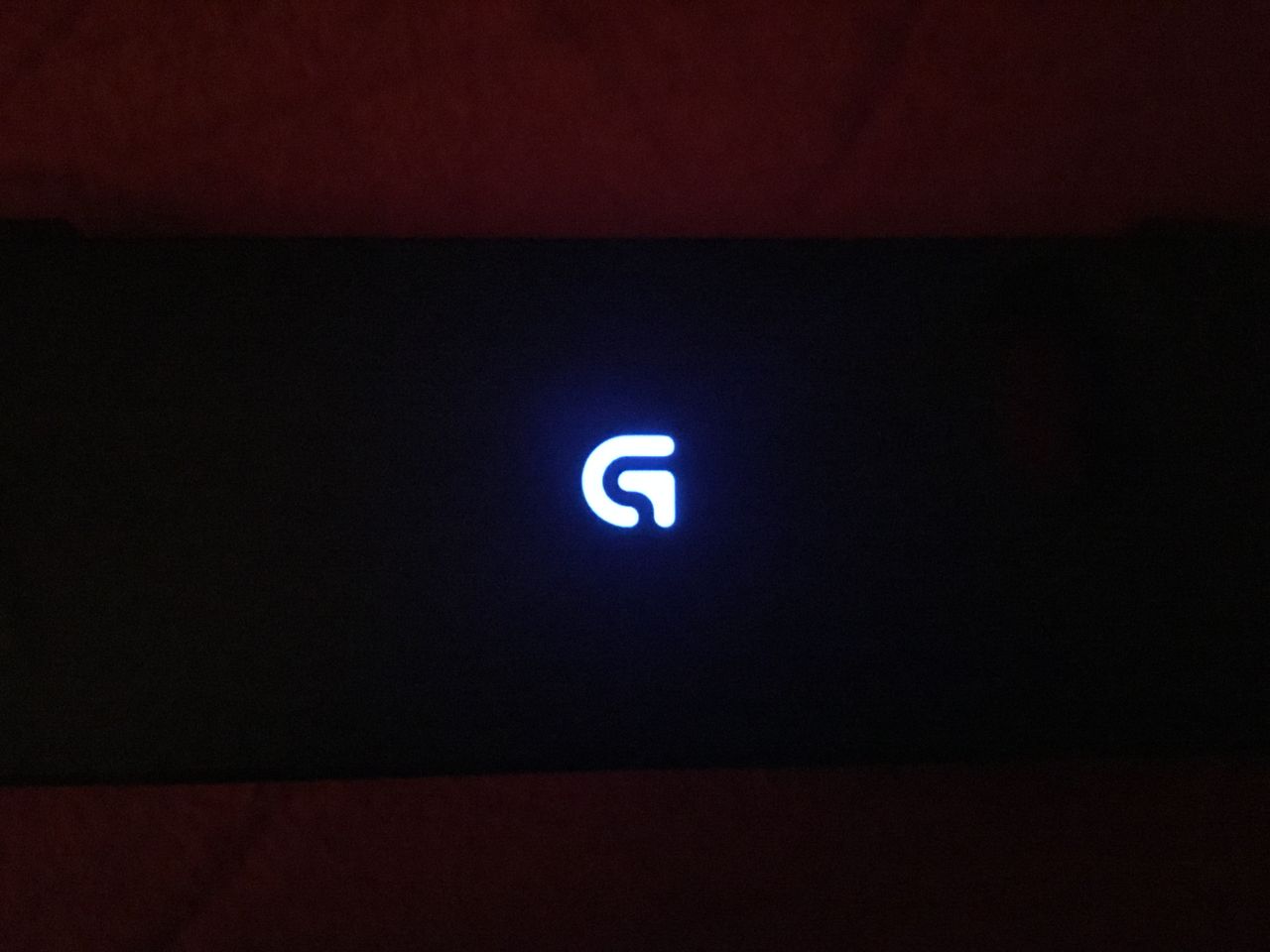 Logo "G" z tyłu pada pulsuje podczas jego ładowania