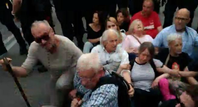 Piotr Pytlakowski wśród blokujących marsz narodowców, Wojciech Wybranowski zaatakowany przy relacjonowaniu