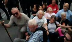 Piotr Pytlakowski wśród blokujących marsz narodowców, Wojciech Wybranowski zaatakowany przy relacjonowaniu