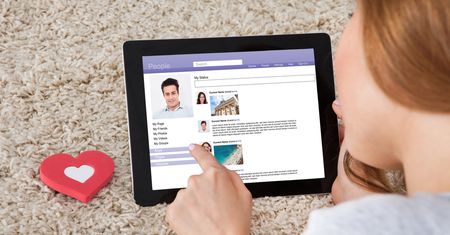 Jak bezpiecznie randkować online?