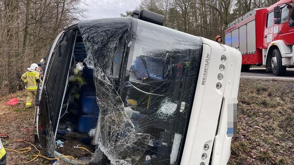 Autokar wpadł do rowu. Groźny wypadek na Lubelszczyźnie 
