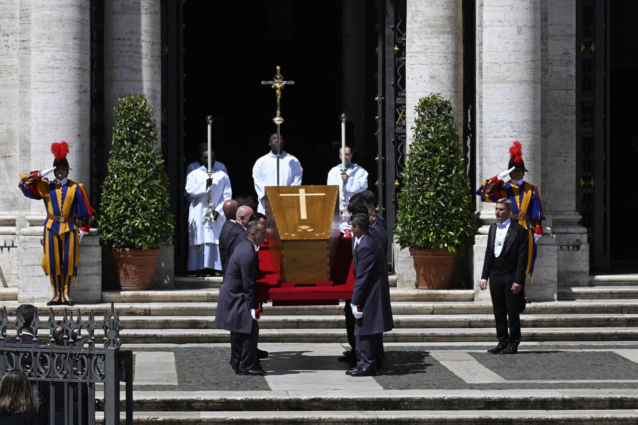Trumna z ciałem papieża została złożona w prywatnej uroczystości