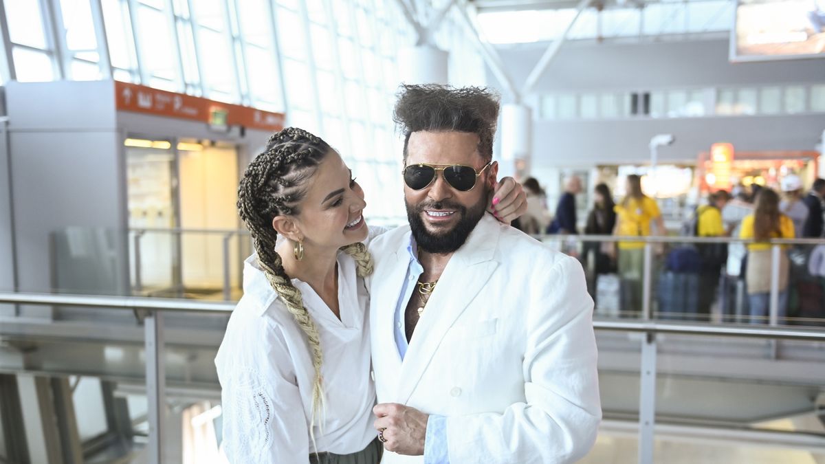 Czym jest spowodowany nietypowy sposób nazwiska Mai?