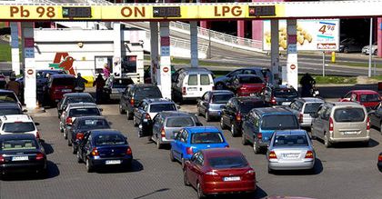 Podwyżka cen na stacjach w czasie świątecznego weekendu. Sprawdź, o ile drożej będziesz tankować
