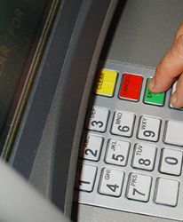 Zabierał gotówkę, którą miał uzupełniać bankomaty