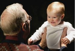 Dzieci są bezpieczniejsze, gdy prowadzi dziadek