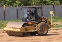 Zginął pod walcem, bo kierowca go nie zauważył