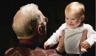 Dzieci są bezpieczniejsze, gdy prowadzi dziadek
