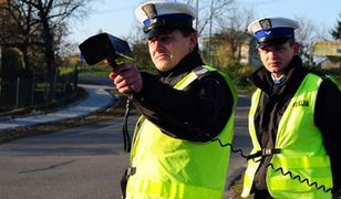 Policjanci prowadzili po pijaku