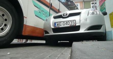 Pijany pod prąd autobusem