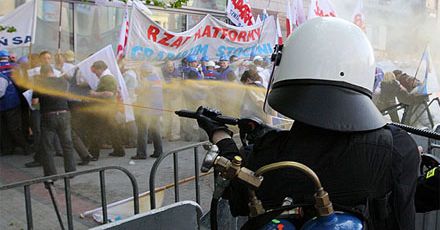 "Agresywne zachowanie demonstrantów"