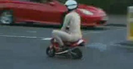Nagi motocyklista między autami