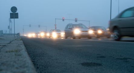 Świateł przeciwmgielnych nie włączaj bez sensu!