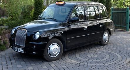 Londyńskie taksówki z Chin w Warszawie