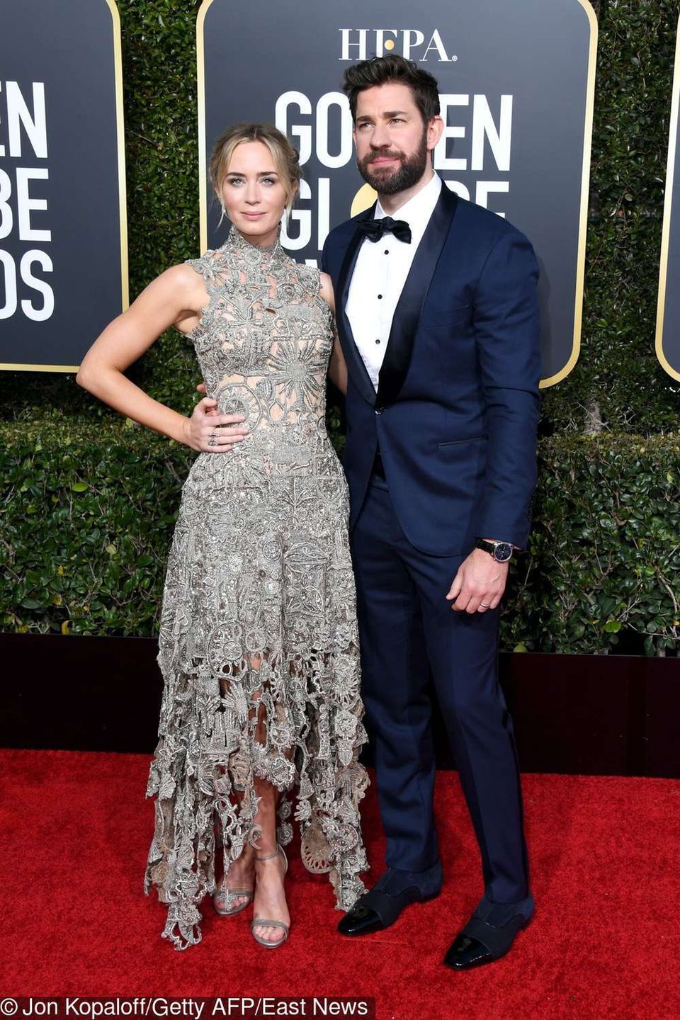 Emily Blunt i John Krasinski – Złote Globy 2019, kreacja: Alexander McQueen