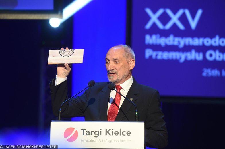 - Rząd przykłada wielką wagę do przemysłu obronnego - zapewniał  na targach w Kielcach minister Macierewicz.