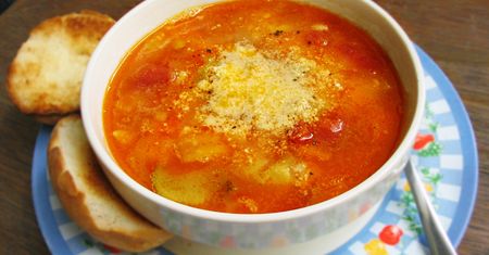 Włoska zupa warzywna (minestrone) przygotowana z dodatkiem wody 1:1