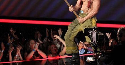 Joe Manganiello rozbiera się na poważnie