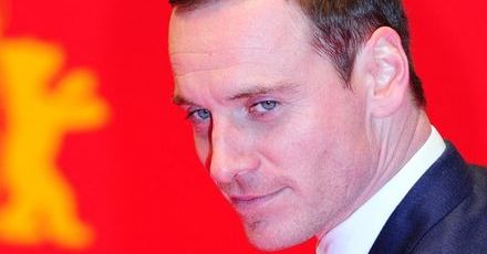 Michael Fassbender porwany przez templariuszy