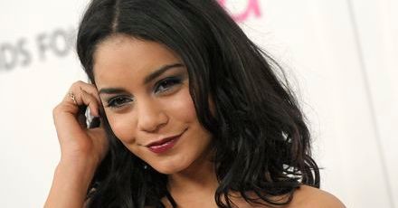 Nogi Vanessy Hudgens niczym pnie