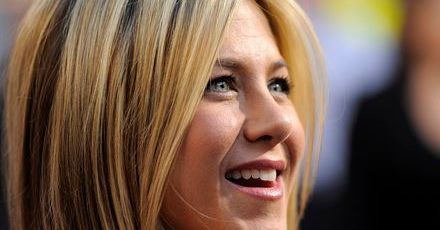 Aniston dzwoni do byłych chłopaków