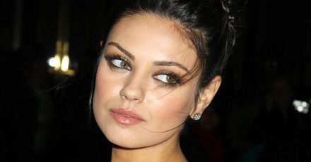 Mila Kunis je i zwiedza