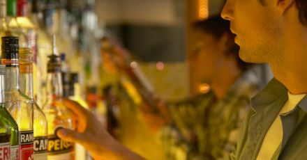 Alkoholik „na pół etatu” – jak rozpoznać, że to już uzależnienie?